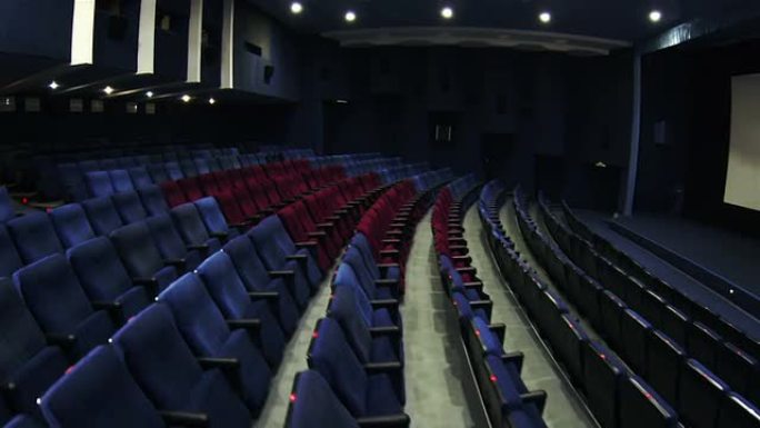 蓝色大厅电影院，配有红色贵宾座位