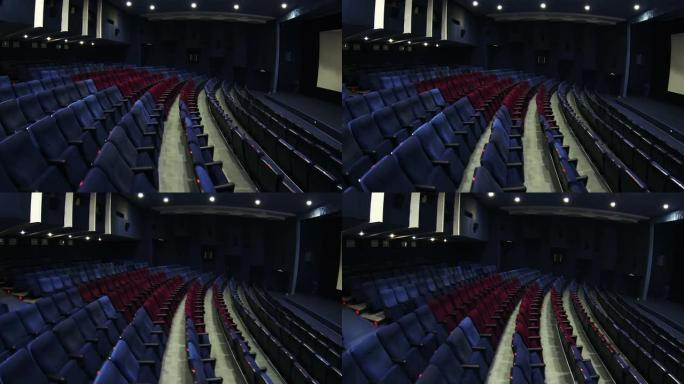 蓝色大厅电影院，配有红色贵宾座位