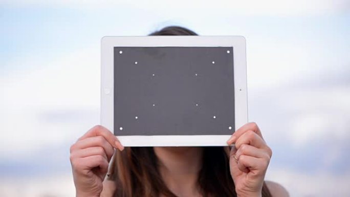 带数字平板电脑的漂亮女孩