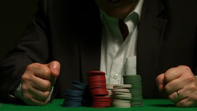 愤怒的赌徒砰的一声把手放在桌子上