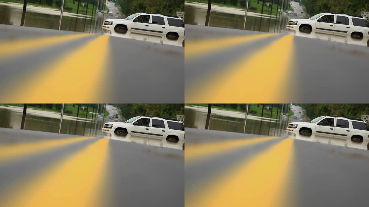 洪水中白色汽车被困-广角镜头
