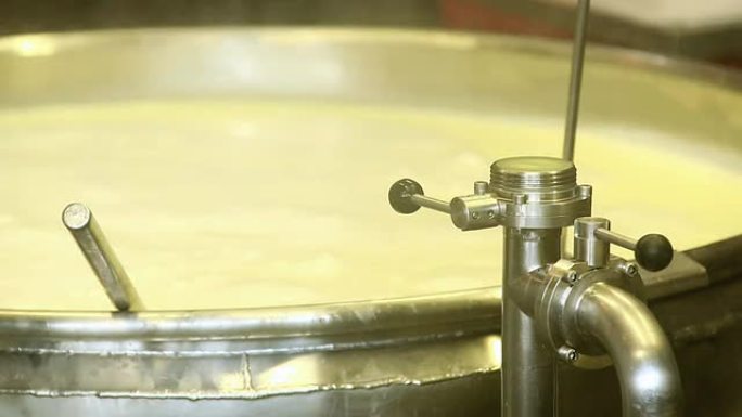 加热牛奶用于奶酪生产特写