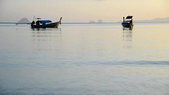 泰国南部热带海域美丽的日落，长尾船
