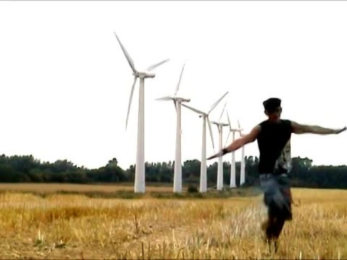 在风力涡轮机附近跑步的人