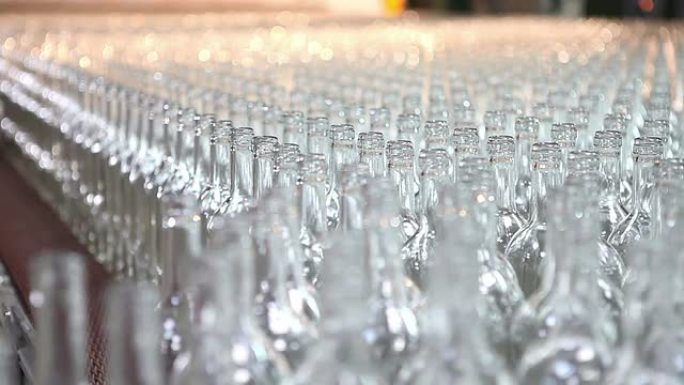 玻璃工厂。很多排列整齐的瓶子。