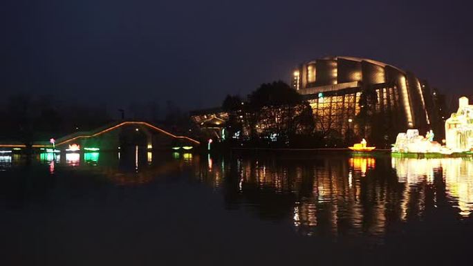 夜间河上的照明建筑和中国节日灯笼