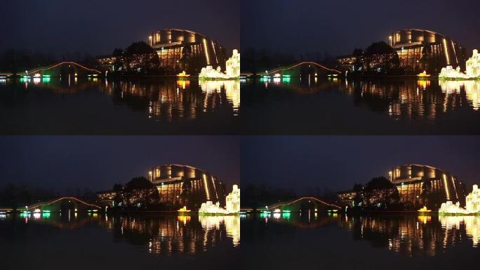 夜间河上的照明建筑和中国节日灯笼