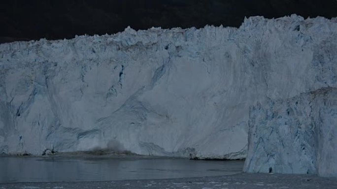 镜头3: 巨大的一块从200米的冰壁breacks