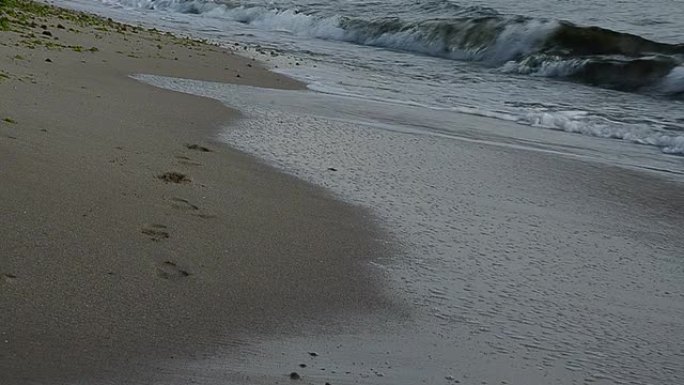 在沙滩上的脚印海边海水海滩沙滩