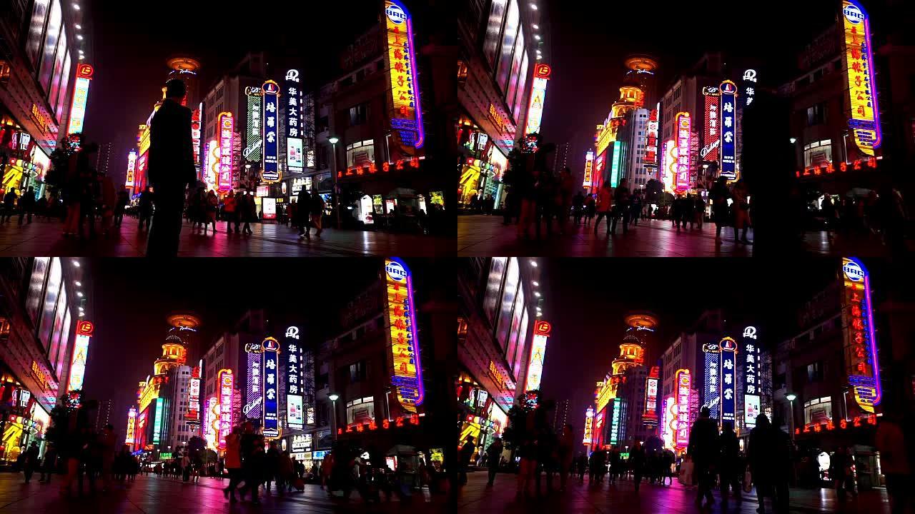 中国上海-2015年11月28日: 傍晚在南京路购物街游荡的游客的特殊效果视图，中国上海