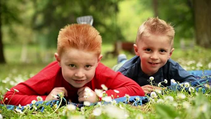 男孩们看着相机。