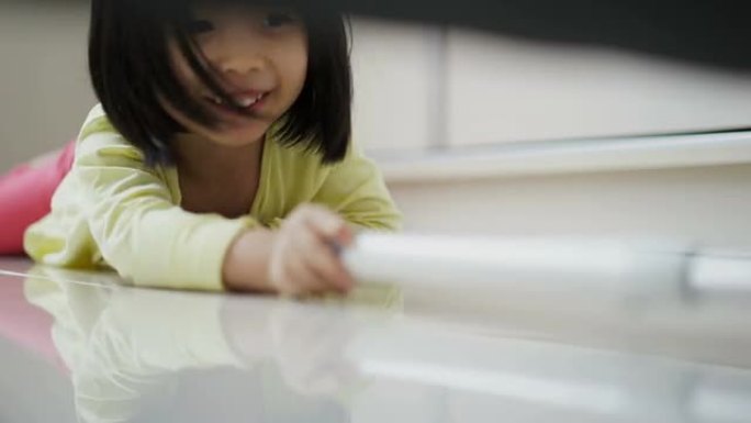亚洲中国幼童努力清洁床下地板的特写