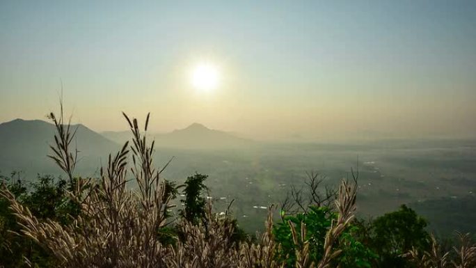 夏季景观。日落或日出。