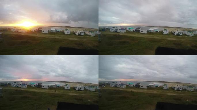暴风雨中的日落傍晚落日延时摄影流动的云景