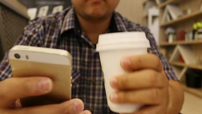在咖啡店 (咖啡厅) 中使用智能手机的人
