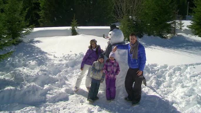 高清起重机: 与雪人合影的家庭