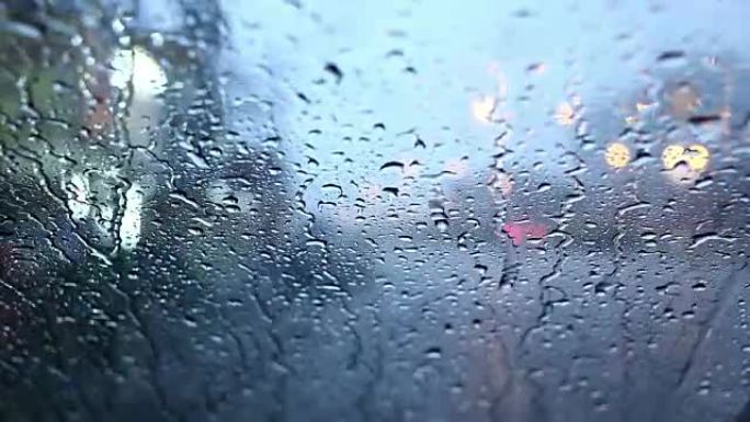镜子车上的雨滴挡风玻璃水滴