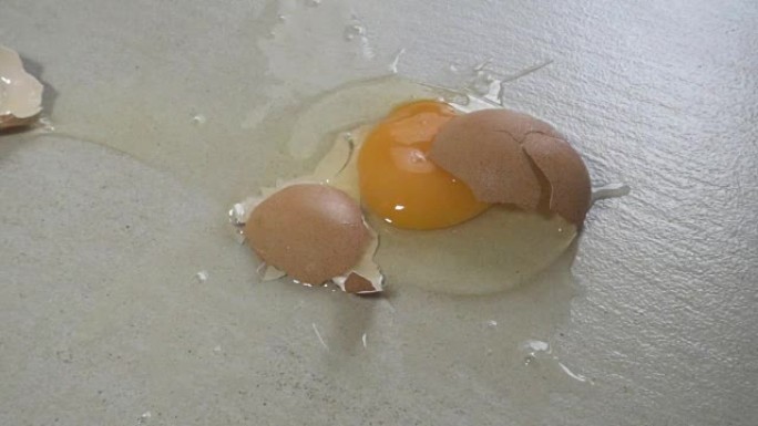 破碎鸡蛋的慢动作破碎鸡蛋