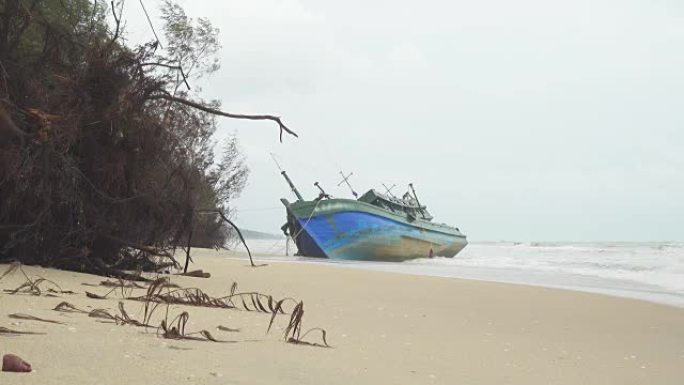 渔夫船在泰国搁浅