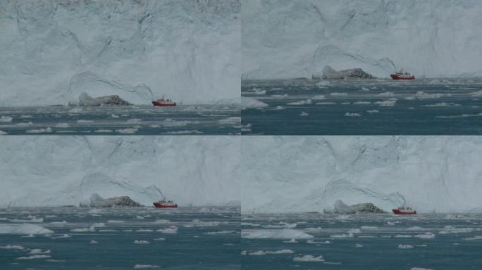额济纳冰川前的船冰山游船碎冰