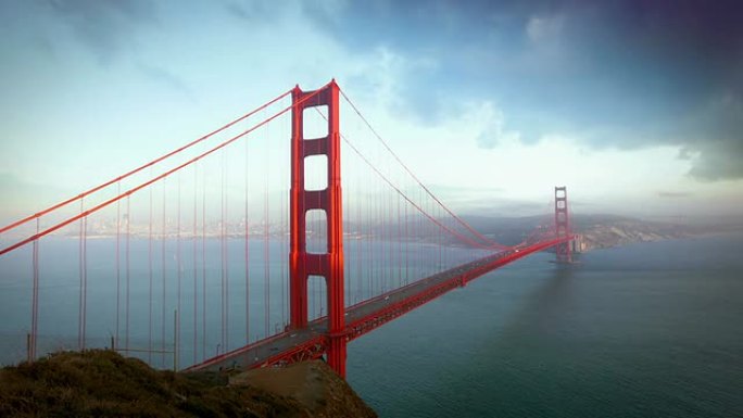 旧金山金门大桥风云变幻红色桥梁乌云笼罩