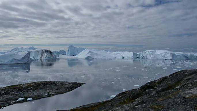 冰峡湾全景岩石，从右向左平移