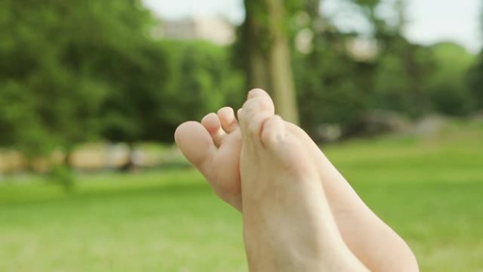 在公园里放松双脚年轻女性纽约市