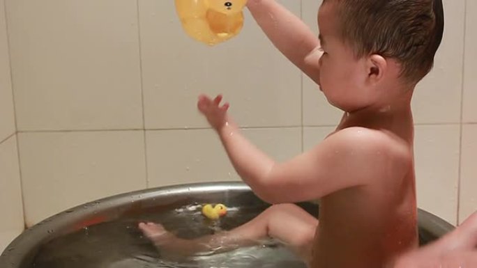 洗澡时玩碎石鸭子的婴儿