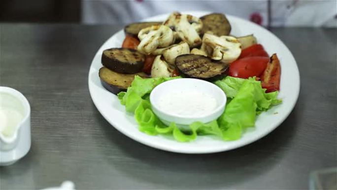 厨师用蔬菜烹制菜肴。