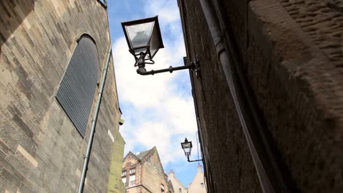 街灯和屋顶来自一个历史悠久的老城区的小巷