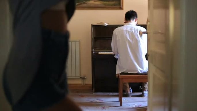 她喜欢男朋友弹钢琴的方式