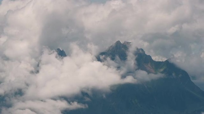戏剧性的天空和云朵在皮拉图斯山上空移动