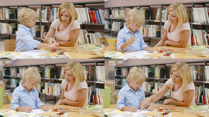 DS妈妈帮助儿子在图书馆画画