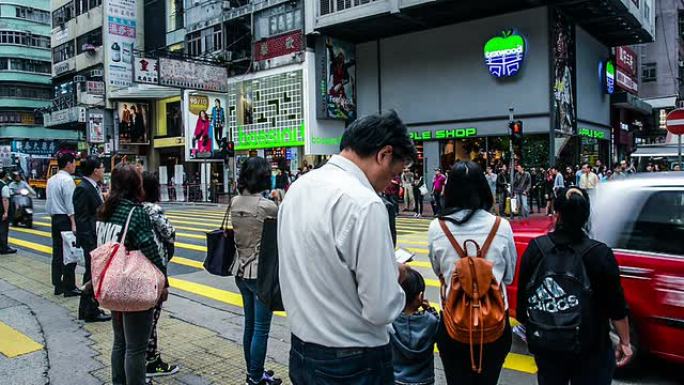 中国香港——2014年11月13日：中国香港市中心的交通和行人