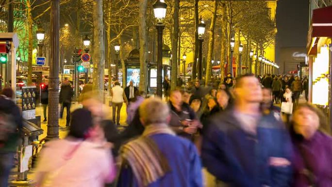高清延时: 巴黎香榭丽舍大道之夜的行人游客