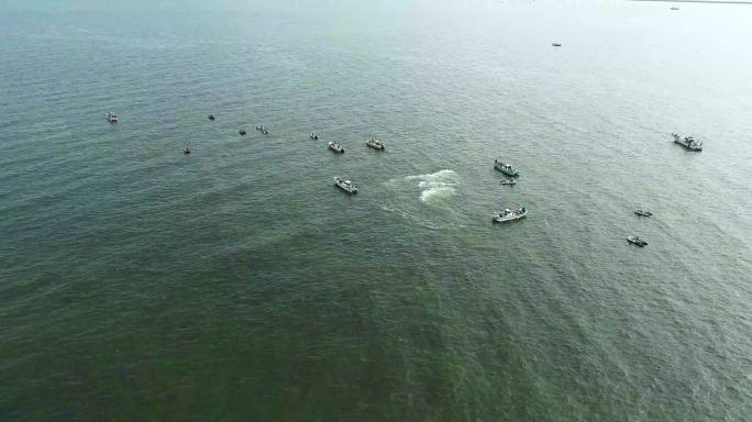 海钓小艇航拍，海面上的船