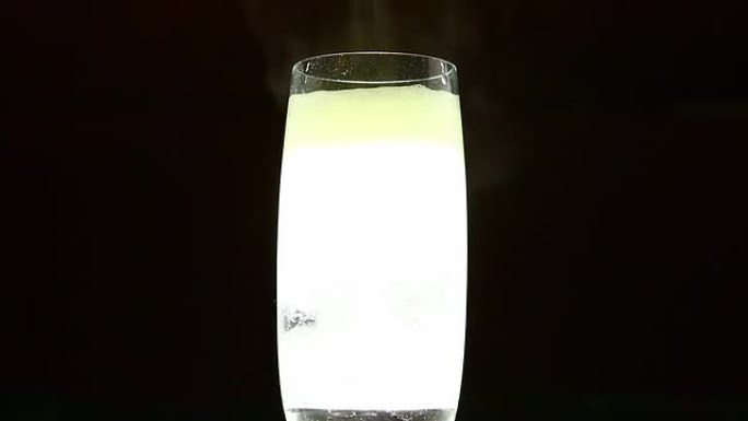 碳酸氢钠碳酸氢钠水杯气泡