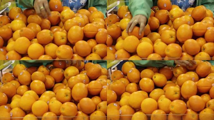 摘橘子的女人。超市