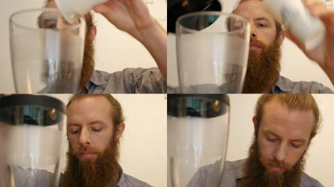 咖啡师pouring roasted coffee beans into grinder