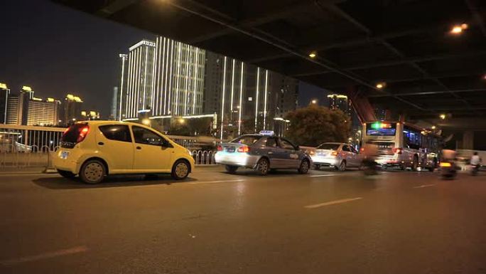 天津交通繁忙，步行步行街，时间流逝。
