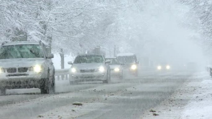 暴风雪中的交通大雪雪灾鹅毛大雪车道难走