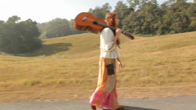 嬉皮士女人在路上行走