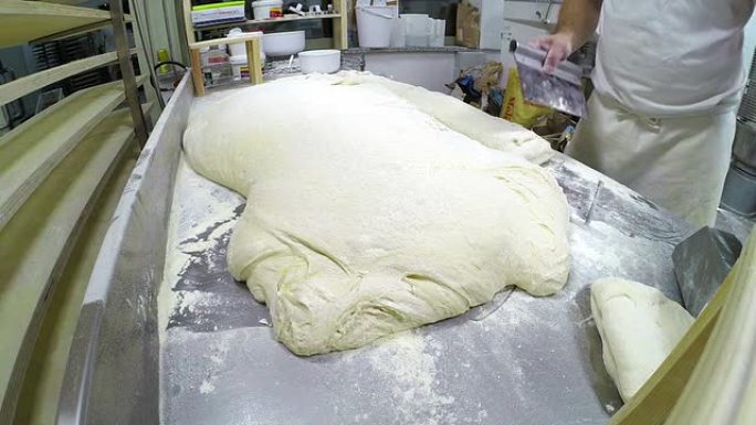 面包师切发酵面包面团