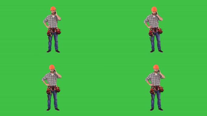 勤杂工在手机上讲话