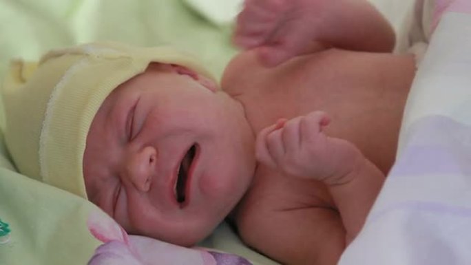 哭泣的新生儿刚出生的婴儿小婴儿哭泣