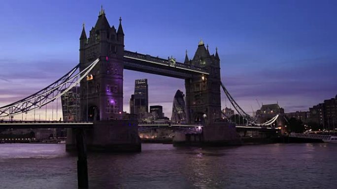 伦敦塔桥和夜晚的城市