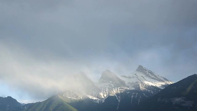 暴风云在山峰周围盘旋
