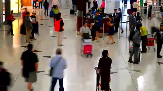 香港机场拥挤的人繁忙忙碌行李托运大厅客流