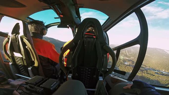 POV直升机乘客看着飞行员飞越森林地区