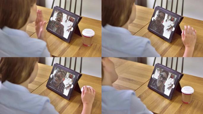 女士在视频通话中吹吻